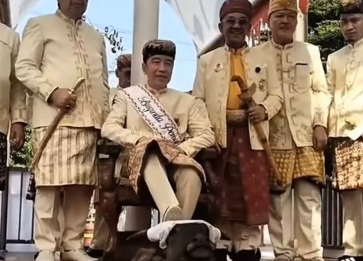 Jokowi Terima Gelar Baginda Pemuka Bangsa di Lampung, Ini Makna Filosofinya - WartaRakyat.net